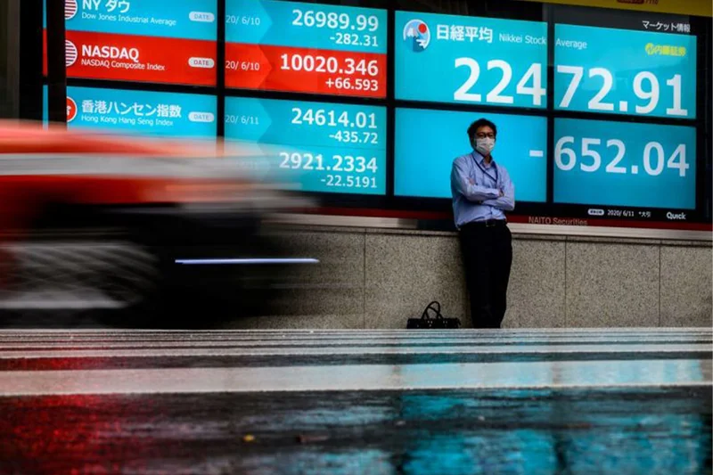 Analyzing the Nasdaq Composite: A Data-Driven Look at Volatility and Forward Projections